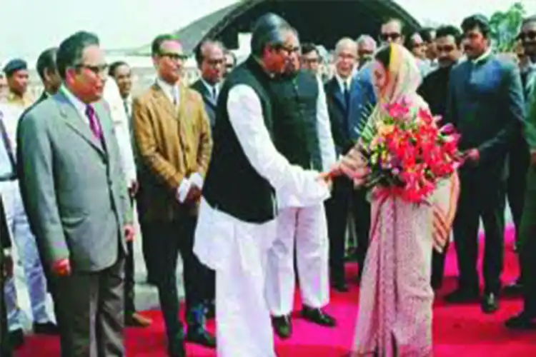 Bangladesh Prime Minister Sheikh Mujibur Rehman  welcomes Indira Gandhi at Dhaka airport (Courtesy Sun Newspaper)
