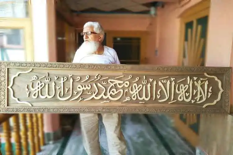  Jalaluddin Sheikh with his master piece Surah Al-Anshar carved on wood