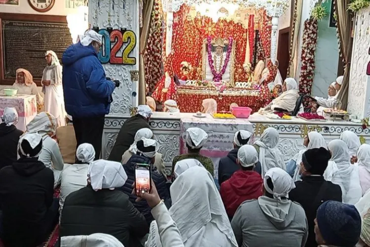 devotees at Teri Temple