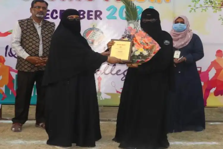 SN Ruhi Fatima, (Right)founder of mamafood.in, receiving an award
