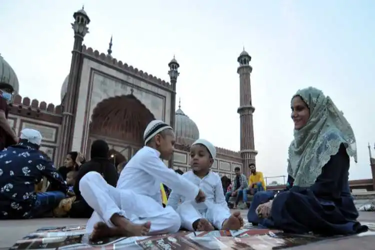 Mother and sons breaking the Ramazan fast at Jamia masjid, Delhi  (Photo Credit: Ravi Batra)