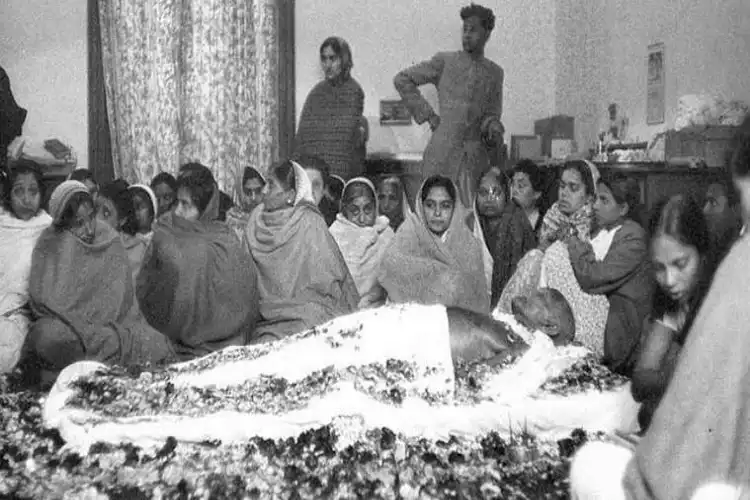 Mahatma Gandhi's body surrounded by mourners (File)