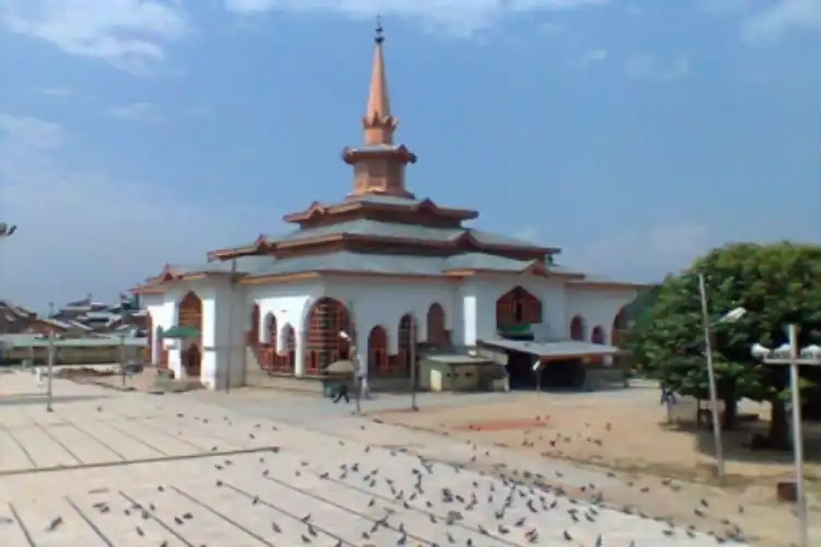 Shrne of Noorudin Noorani at Charar-e-sharif, Kashmir (file)