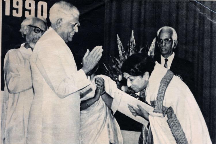 Lata Mangeshkar receiving Dadasahib Falke award From President Neelam Sanjiva Reddy