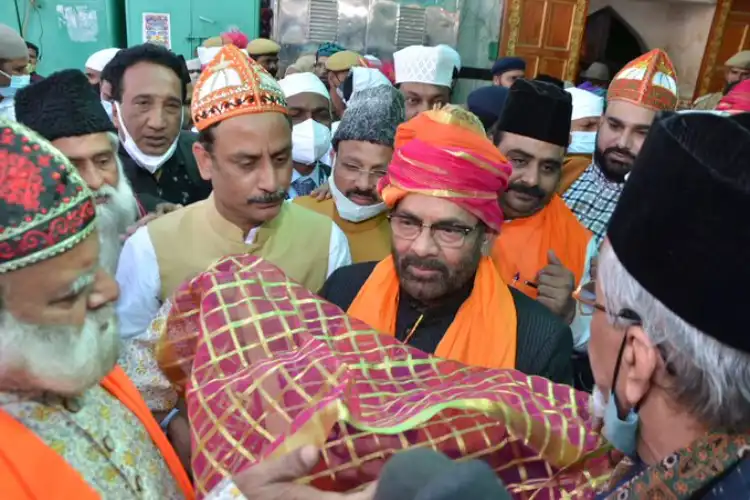 Mukhtar Abbas Naqvi offering the chador sent by Prime Minister at the shrine of Khawaja Garib Nawazg for Haj review