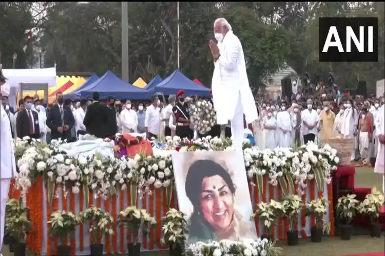 PM Narendra Modi paying homage to Lata Mangeshkar.