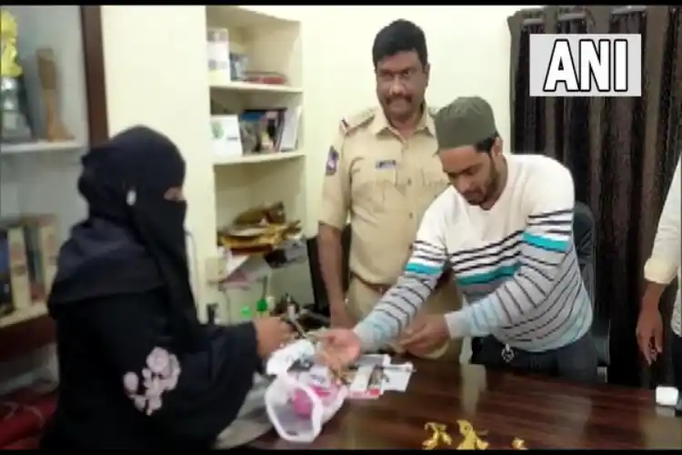 Auto-rickshaw driver Syed Zakir returning the bag of gold ornaments to its owner