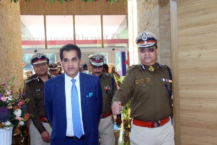 Delhi Commisioner of Police Rakesh Asthana with Niti Aayog CEO Amitabh Kant at Delhi police platinum jubilee logo launch