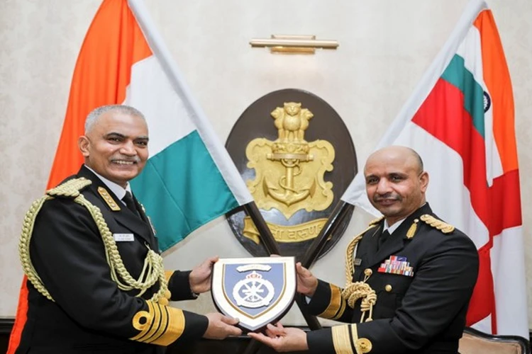Admiral R Hari Kumar, Chief of the Naval Staff receiving Rear Admiral Saif Bin Nasser Bin Mohsin Al Rahbi, Commander of the Royal Navy of Oman