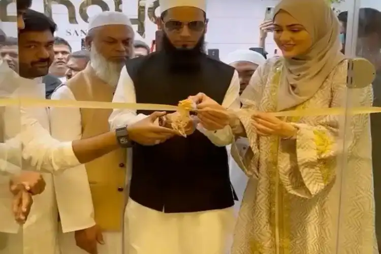 Actor Sana Khan with her husband Moulvi Anas Syed 