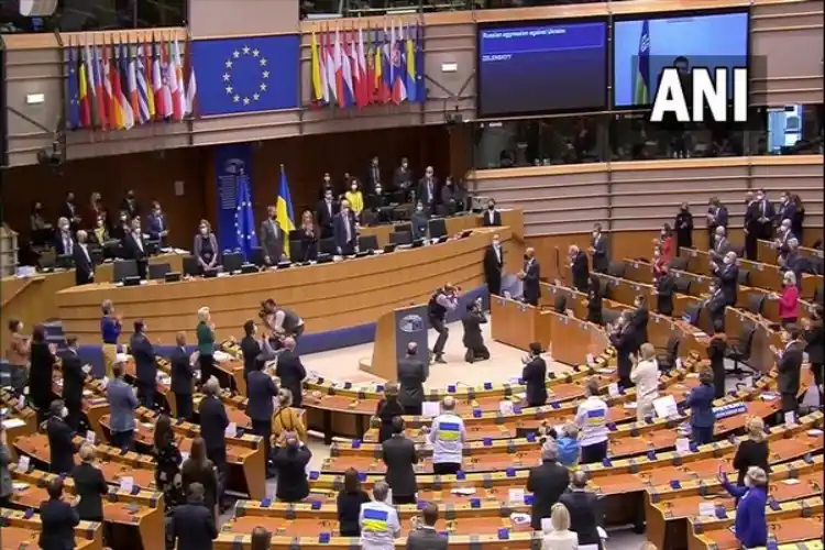 The European Parliament applauds Ukrainian President Volodymyr Zelenskyy