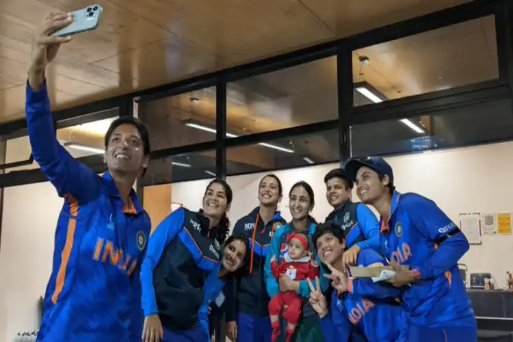 Indian cricket players with Pakistan Cricket team captain Maroof Bismah and her daughter Fatima