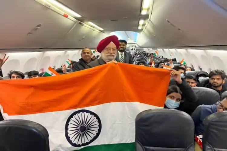 Union Minister Hardeep Singh Puri with Indian students in the last flight from Budapest.