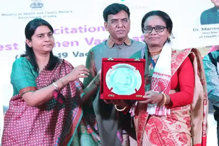 Rupjan Begum receiving the Best Immunisation worker award from Union Ministers in Delhi