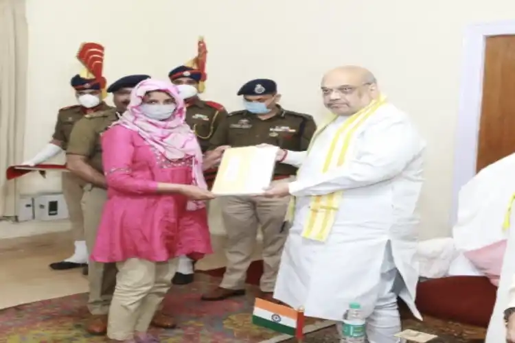 Amit Shah handing over an appointment order to Pooja Devi, widow of  Sergeant Rohit Kumar of JK Police. 