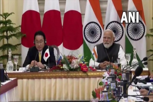 Indian Prime Minister Narendra Modi with Japanese Prime Minister Fumio Kishida