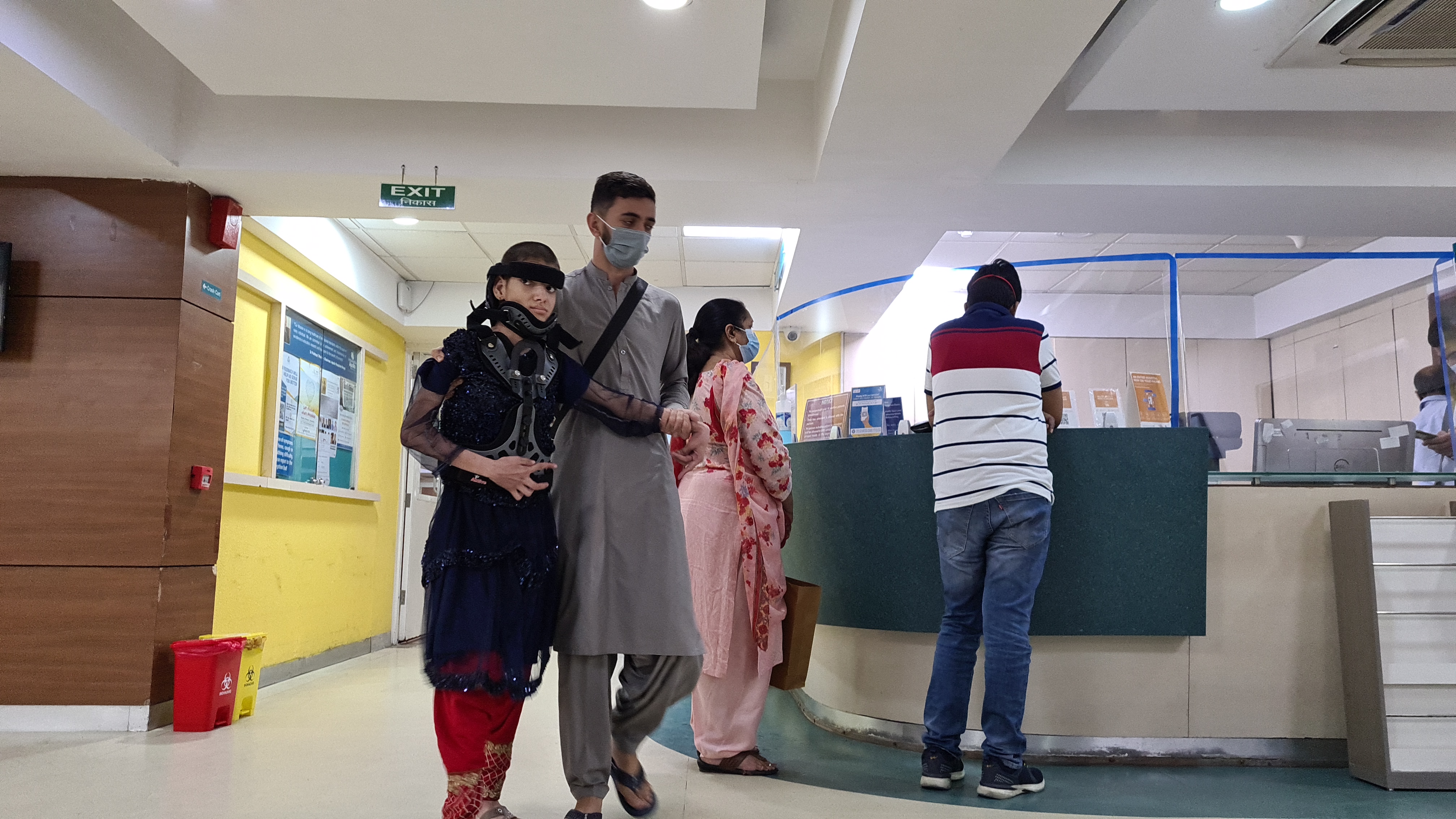 YAKOOB AND AFSHEEN WALKING IN THE HOSPITAL