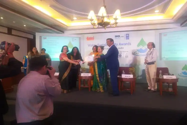 Tameeza Alibhai and Anita Miya receiving the award