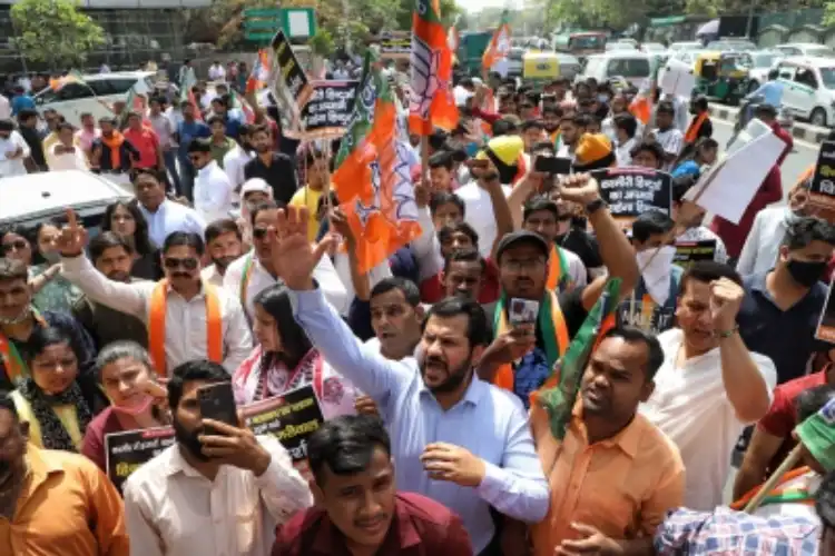 BJP workers protesting outside Arvind Kejriwal's house