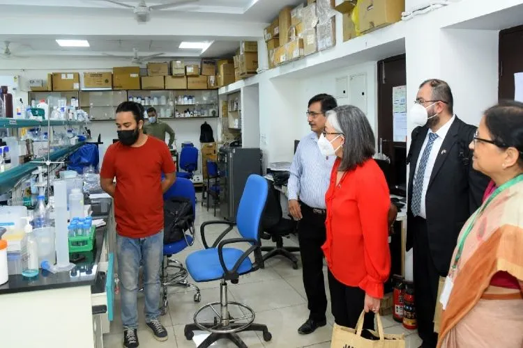 Mexican delegation visiting the Jamia Hamdard laboratory
