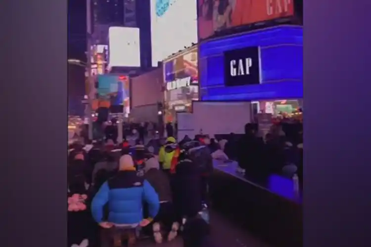 Muslims offering Taraweeh namaz at Times Square