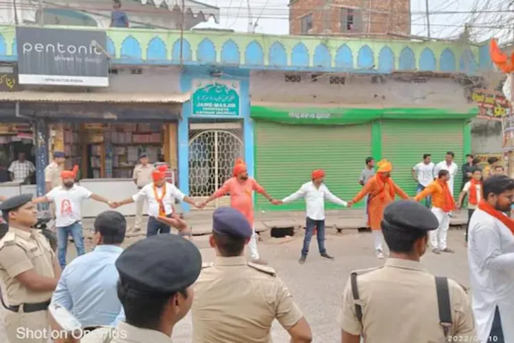 Human Chain around the mosque (Twitter)