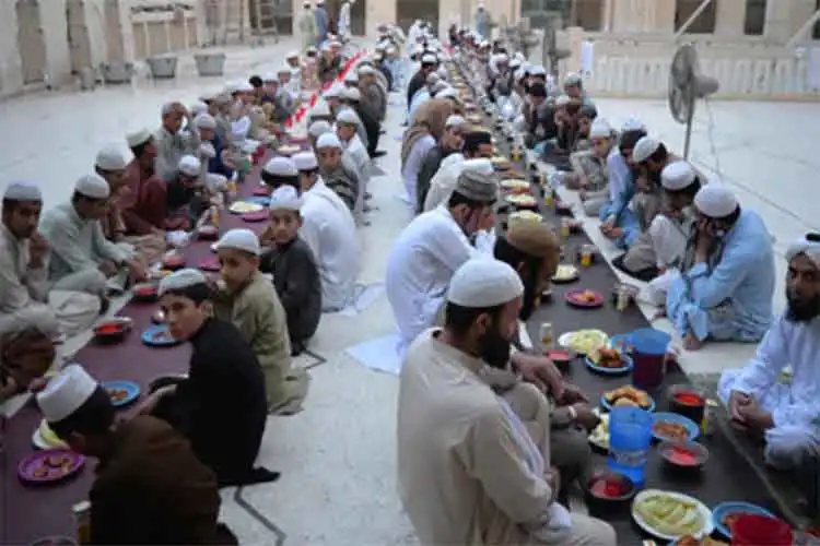 People being served Iftari in a Locknow mosque