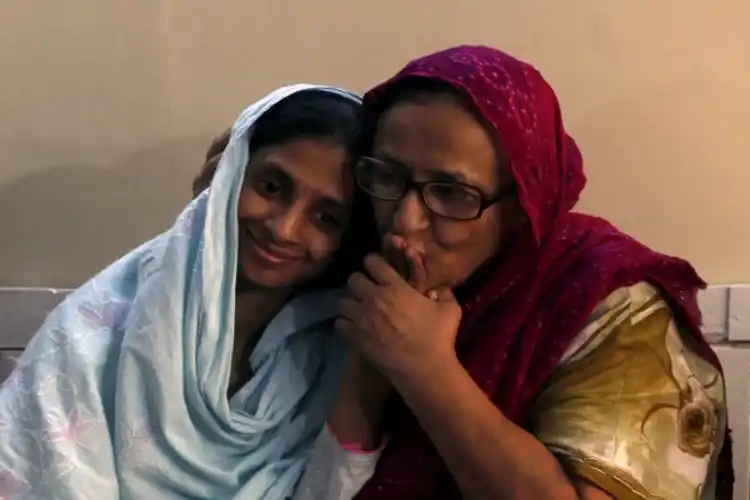 Bilquis Bano Edhi with Geeta in Karachi, October 25, 2015. (Reuters)