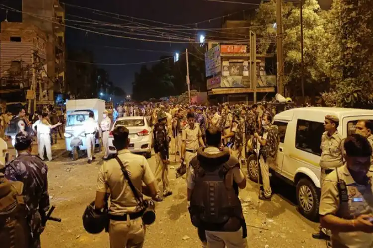 Scene in in street in Jahangirpuri