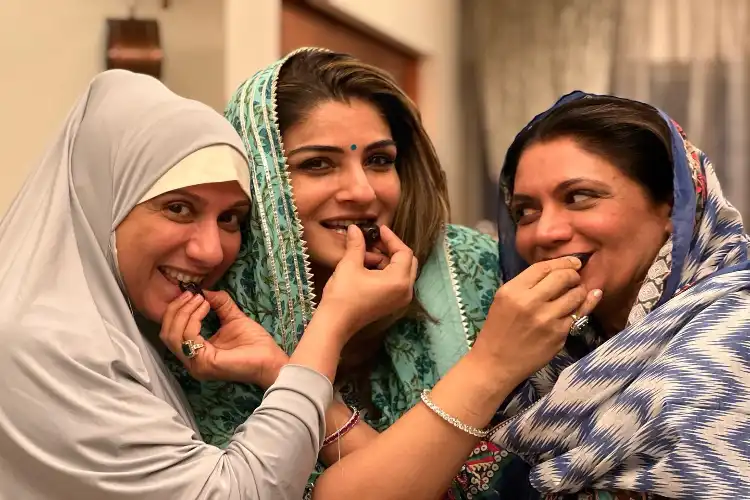 Raveena Tandon breaking her fast with her friend (Raveena Tandon's Twitter handle)