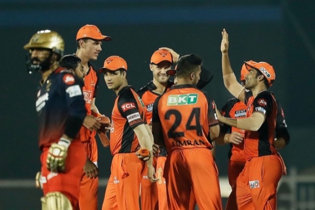 SRH team celebrating after dismissing Dinesh Kartik