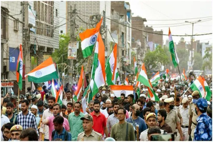 Residents of Jahangirpuri with tricolours (Twitter)