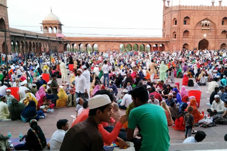 People breaking fast at Jama Masjid (Pic By: Shaista Fatima)