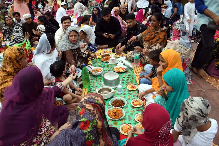 Indian Muslim women serving Iftar to family at Delhi's Jama-Masjid