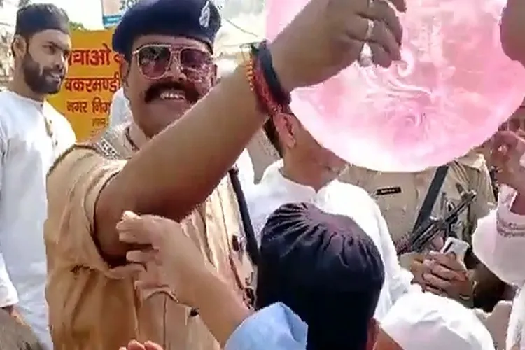 ACT Tripurari Pandey giving balloons to children (Twitter)