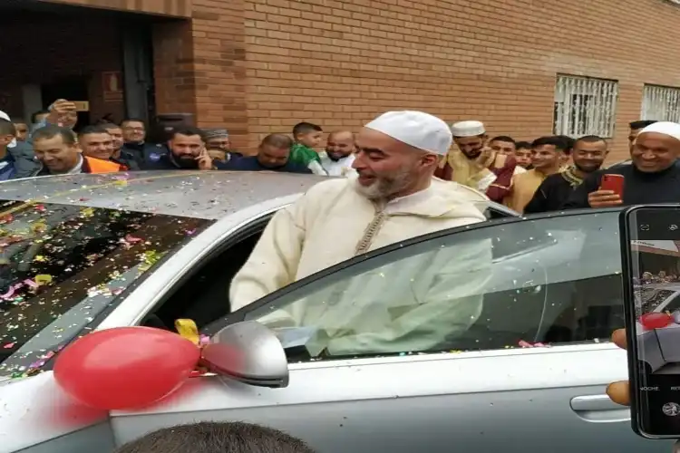 Imam Osama Buanasab with his Eid gift (Twitter)