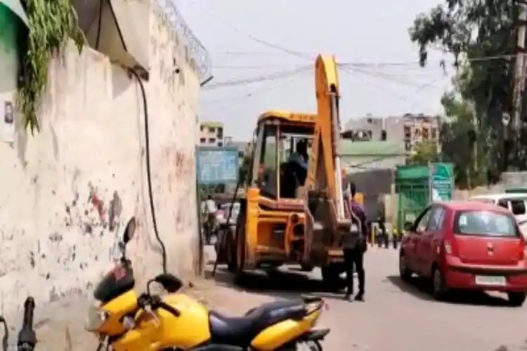 The bulldozer brought in for the demolition drive in Shaheen Bagh was not used.