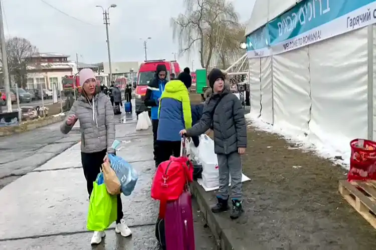 Ukrainians fleeing war enter neighbouring countries 