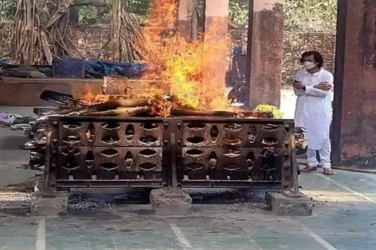 Ustad Zakir Hussain by the side of funeral pyre (Twitter)