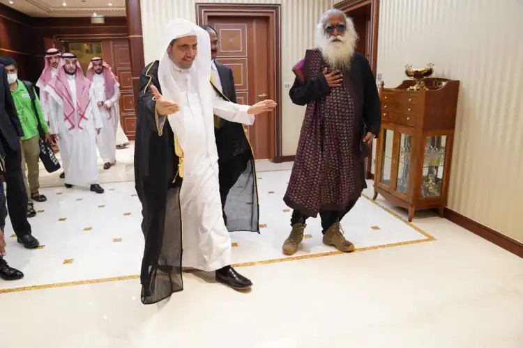 Sadhguru being welcomed by Dr. Al-Issa in Riyadh.