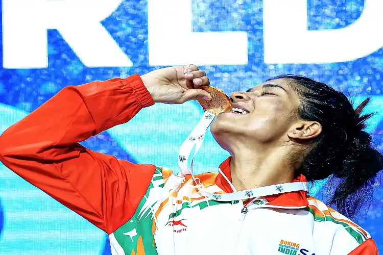 Nikhat Zareen Kissing her Gold medal (Nikhat Zareen Twitter)
