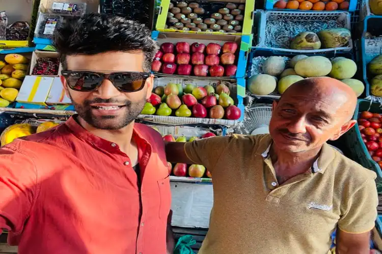 Umran Malik with his father at his fruit shop in Jammu (Twitter)