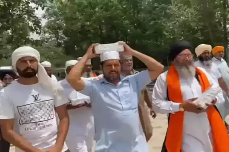 Bricks being carried from Gurudwara for mosque