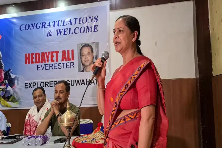 Jyoti Ali speaking at the function where Hedayat Ali was honoured