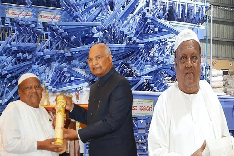 Abdul Qadir Nadakattin receiving Padma Shri award from President Ram Nath Kovind