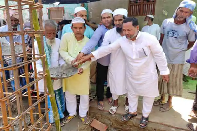 BJP MLA Manoj Jaiswal participating in the foundation laying ceremony of the mosque