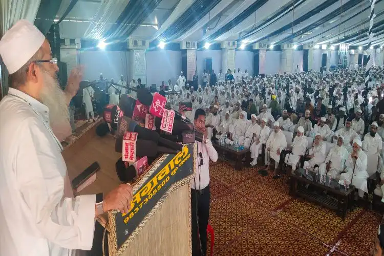 Maulan Mahmood Madani addressing the meeting