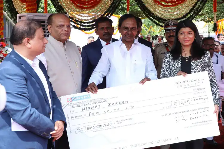 Nikhat Zareen receiving cheque from chief minister KCR 