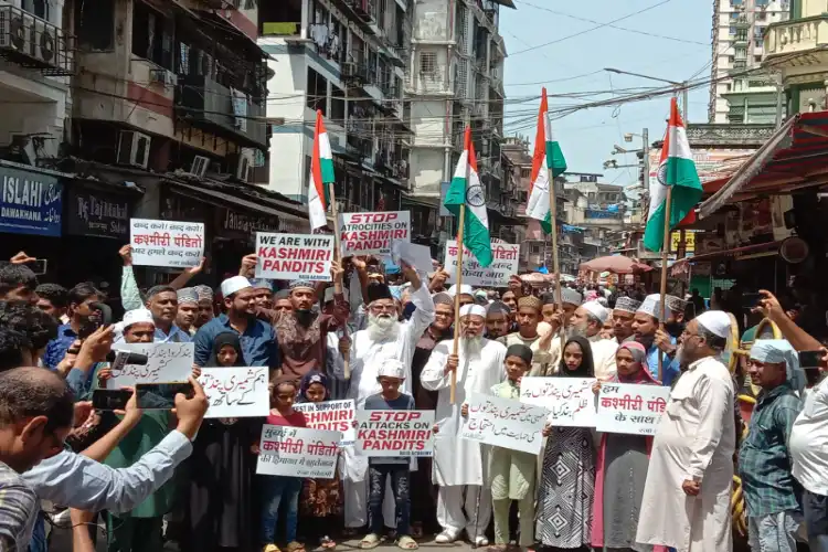 Muslims under the aies of Raza Academy holding protest in Mumbai