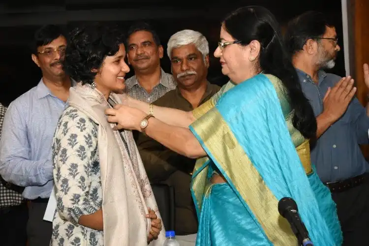 Shruti Sharma being felicitated by V-C Najma Akhtar